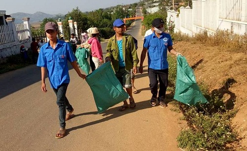 ĐVTN xã Đăk Ui, huyện Đăk Hà tham gia thu gom rác thải